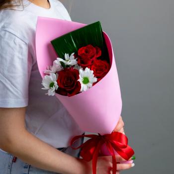 Букет 3 розы с белой хризантемой